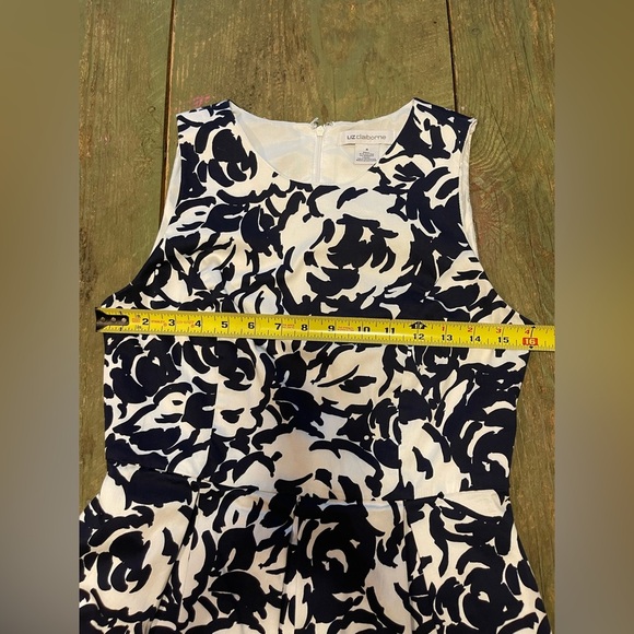 LIKE NEW Liz Claiborne Dress Navy and White Floral | Size 4 - Picture 6 of 9